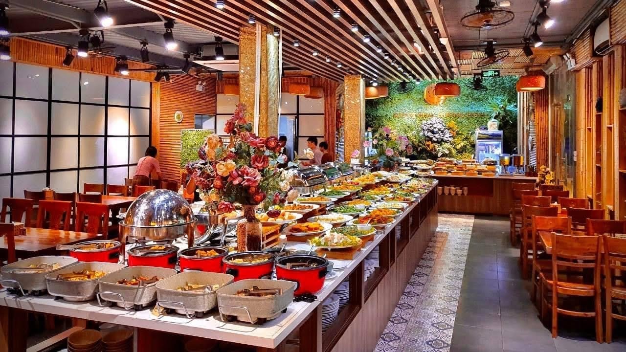 Không gian tại Buffet chay Hương Thiền